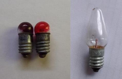 Фото 1.1. Наиболее частый источник света в ранних советских ёлочных гирляндах — лампочки накаливания 13.5 В, 0.16 А, с цоколем Е10. Для напряжения питания ~220 В, в гирлянде их было 18…20 штук, соединённых последовательно. На фото — варианты с обычной круглой колбой и колбой-свечкой. Иногда стекло ламп красили, в некоторых фонариках гирлянд были собственные светофильтры